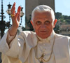 El Papa Benedicto XVI saluda a los integrantes de la Marcha Mundial por la Paz y la No Violencia