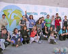Grande mural, con volontari di tutte le età